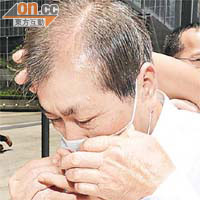 被告王耀波（前）否認控罪，昨出庭受審。