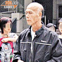 被告葉挺生被指案發時正在昂坪巿集的男廁工作。