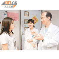 主診醫生吳國強（右）再三叮囑茵母（左）出院後，須按指定步驟為茵茵進行護理。