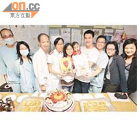 廣華醫院醫護人員為出院在即的茵茵舉行歡送及生日會。