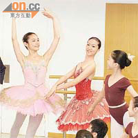 張菁雅（左）及卜瑋宣（中）向芭蕾舞學校的師弟師妹示範。