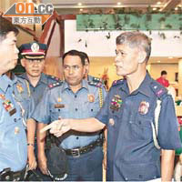 署理馬尼拉警區總長龍加維拉（右一）上任首日便向警員作出訓示。	特派記者馬尼拉傳真