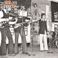 朱沛坤（右）唱功了得，中學時參加歌唱比賽奪冠，並獲樂隊邀請作主音歌手。被訪者提供黑白圖片