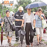 在大棠村，一度因水浸被困老翁由消防員救出。