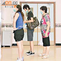 三名親友昨午到私家病房探望陳國柱。