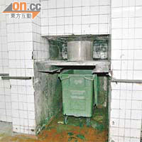 ◆清潔工疑由十九樓垃圾槽直墮地下垃圾桶內。
