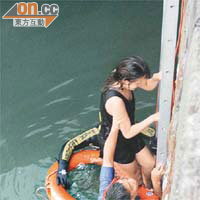 ◆跳海少女獲救後爬上岸。