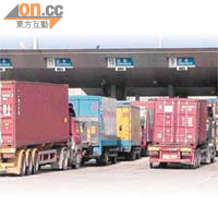 中港貨櫃車來往廣州，也要遵守「單雙號」措施。 (資料圖片)