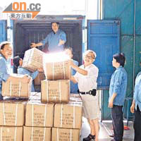 在東莞經營玩具廠的趙志雄（右三），本月起加快把貨物搬運上車，趕緊出口，以免亞運期間遇到阻滯。 (受訪者提供相片)