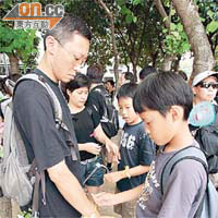 遊行市民在出發前臂纏絲帶致哀。