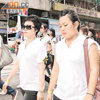 劉美詩（左）與逾百名康泰員工參加遊行，向謝廷駿致敬。
