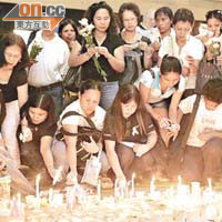 居港菲律賓人燃點蠟燭悼念人質事件受害者。