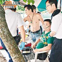 中暑單車男在現場接受急救。