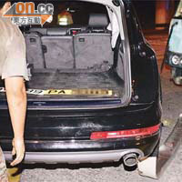 肇事房車的車牌被拆下放在車尾箱。