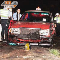 的士車頭毀爛，司機協助警員調查。