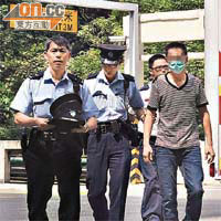 涉嫌打架的姊弟被捕後送院。