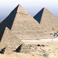 吉薩金字塔群擁有三座金字塔。