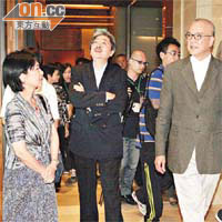 鬍鬚曾參觀誠品時頭岳岳，同太太（左）好似當吳清友（右）透明。