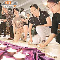 不少市民追悼事件中不幸遇害的死者。