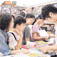 大批家長及子女趕在暑假完結前到書局買教科書，準備開學。