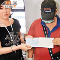 市民親自帶同慰問卡到醫院探望陳國柱。