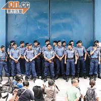 菲警組成「人肉長城」堵塞大門，阻止港警及傳媒進入汽車扣留中心。		（特派記者馬尼拉圖片）