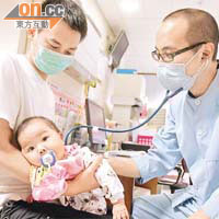 陳日東醫生用聽筒替茵茵檢查心肺功能。