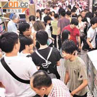 售賣學校教科書的書店，在開學日前夕仍人頭湧湧。