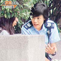 女警向女子好言安慰。