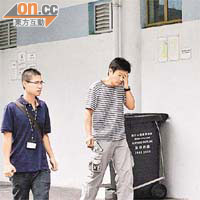 跳樓喪生青年陳潤傑的父親（右）認屍後傷心離開。