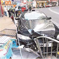 霍啟人當日所駕駛的私家車失事撞欄。(資料圖片)