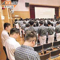 李國寶中學昨舉行開學禮，全校師生為人質慘劇默哀。