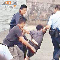 躉船工人與救援人員合力將青年拉上岸。