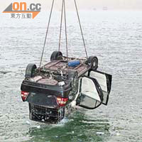 衝落海的肇事私家車被吊起。