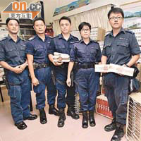 水警展示檢獲總值三十六萬元私煙。