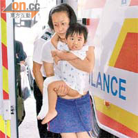 被燙傷男童由母親抱着送院救治。