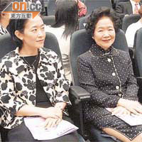 今日<br>民主阿婆尋日着住嘅黑底白點旗袍熟口熟面。