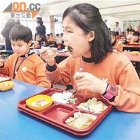 學校推行現場派飯後，毋須再每天大量使用即棄飯盒，較為環保。(資料圖片)