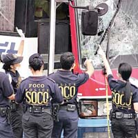 菲律賓傳媒引述調查報告指旅遊巴車門位置遺下最多特警的彈孔。	資料圖片