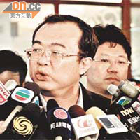 劉建超昨與德利馬會面，討論今次人質事件。圖為他上周二於馬尼拉被大批傳媒追訪。	資料圖片