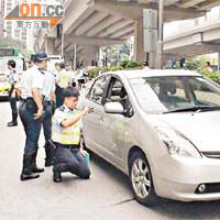警員細心檢查涉案私家車。