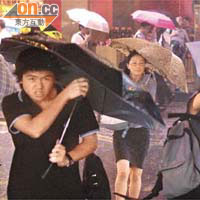 「獅子山」打回頭，為本港帶來狂風暴雨。