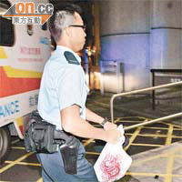 警員檢走懷疑老鼠藥調查。