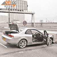 肇事私家車在無人駕駛下四度撞向兩旁石壆。