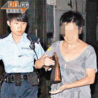 被法庭通緝的女戶主由女警帶走。
