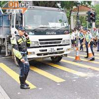 警員封路調查，垃圾車停在行人輔助線上。