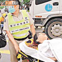 以身擋車母親需用擔架床送院，其丈夫到場抱着愛子陪同送院。