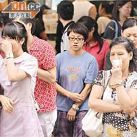空氣污染問題嚴重，行人過馬路時要掩鼻而行。