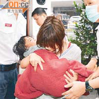 女童由母親抱着急送院。
