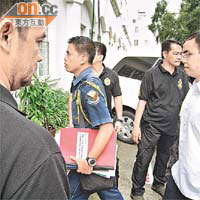 菲律賓國家警察人員帶備大批文件出席聽證會。